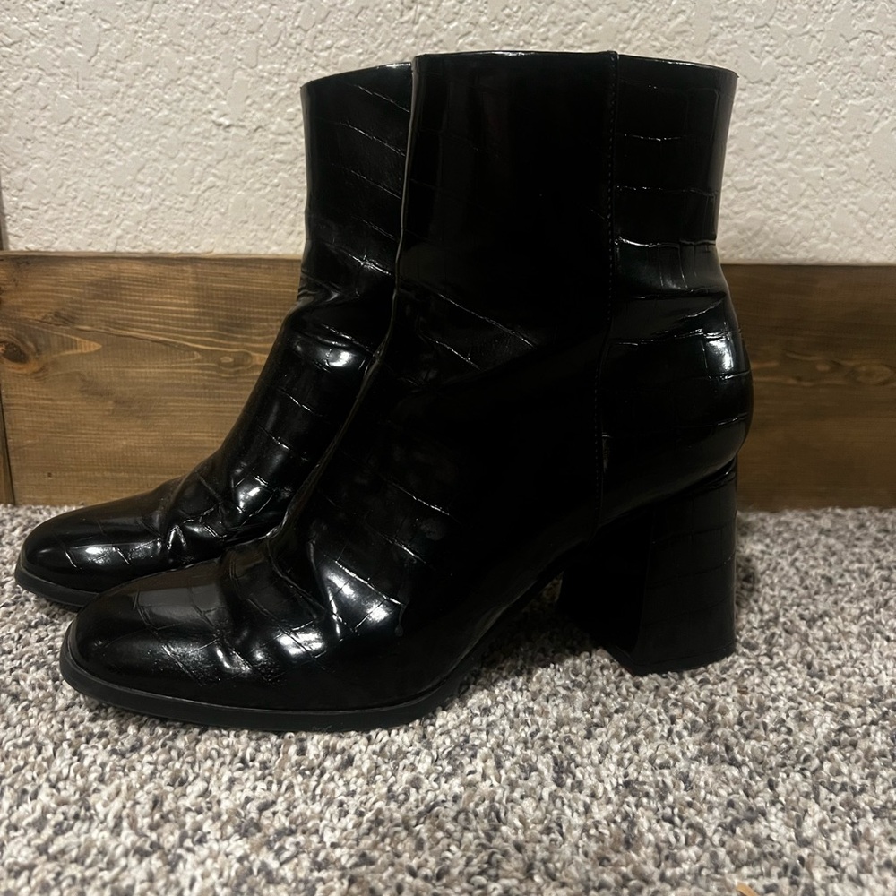 Sleek Black Heeled Boots with Glossy Finish
